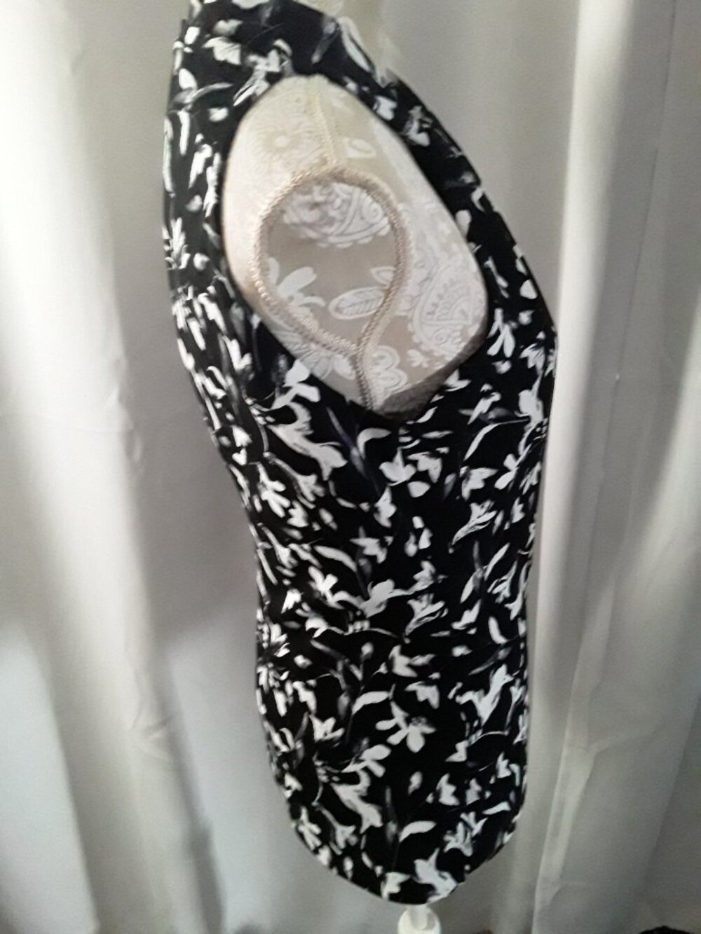 White House Black Market lovely black and white halter top size S - Picture 5 of 10